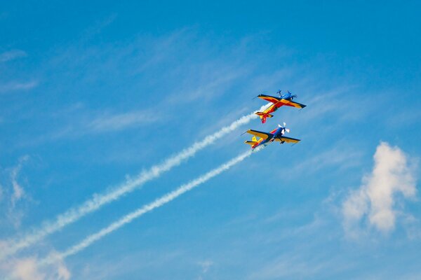 Deux avions lumineux dans le ciel