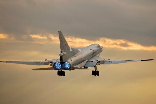 Despegue del bombardero de Largo alcance tu-22 M3