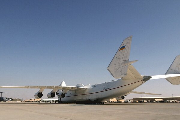 Un avion Cargo blanc atterrit