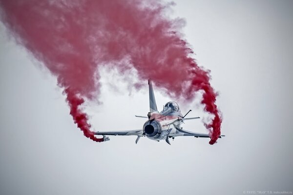 Ein chinesischer Kampfjet. rote Farbe am Himmel