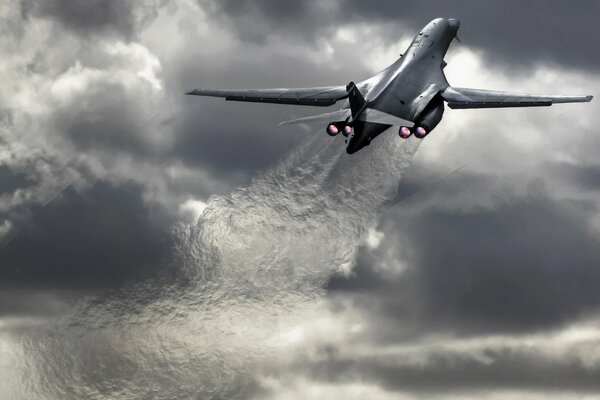 Supersonic strategic bomber is taking off in the USA