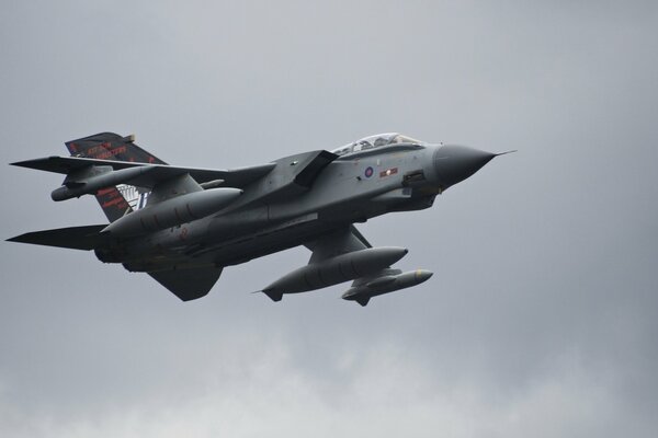 Il combattente militare Blmbarder Tornado vola nel cielo grigio