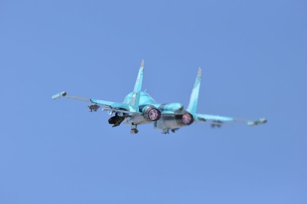 El bombardero su-34 despega. Vista posterior