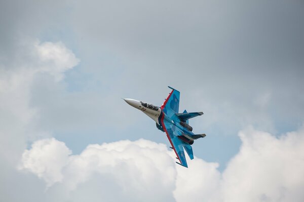 El caza su-27 vuela en las nubes