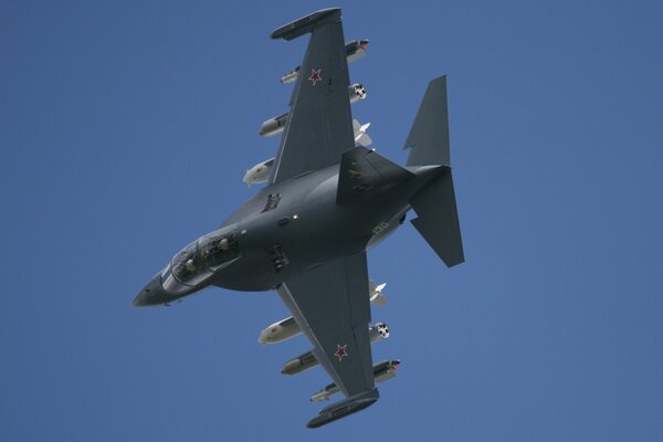 Avión de entrenamiento y combate en una misión en el cielo