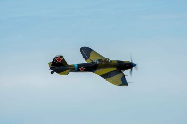 Avión de ataque soviético Il-2m en el cielo