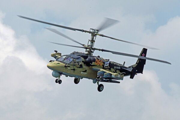 Ataque ruso Alligator Ka-52 en el cielo 