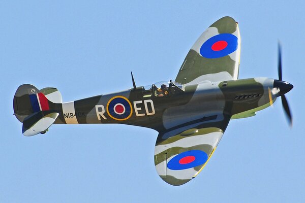 Aereo britannico Spitfire sullo sfondo del cielo