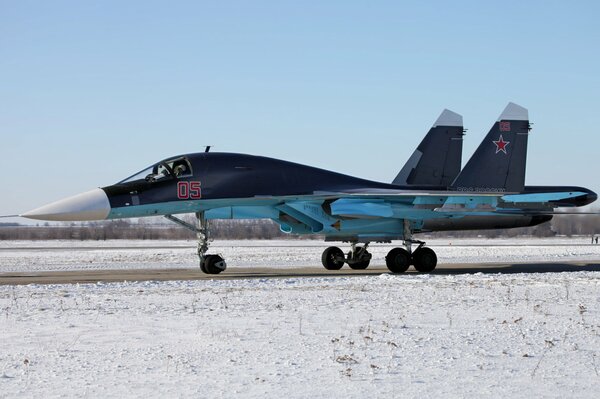 Der Su-34-Bomber der Luftwaffe sieht sogar auf dem Boden bedrohlich aus