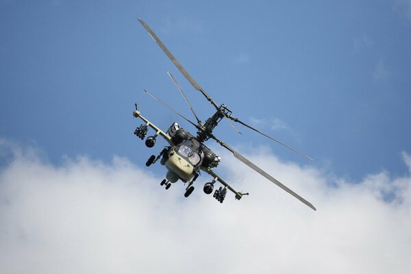Un gran helicóptero de ataque ruso vuela en el cielo