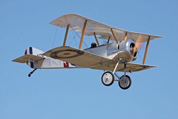 Hermosa foto de un avión en el cielo de la primera guerra mundial
