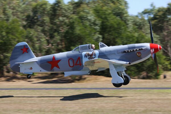 Hermosa foto de un avión histórico militar