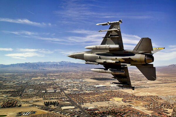 Avión de combate estadounidense sobrevolando la ciudad