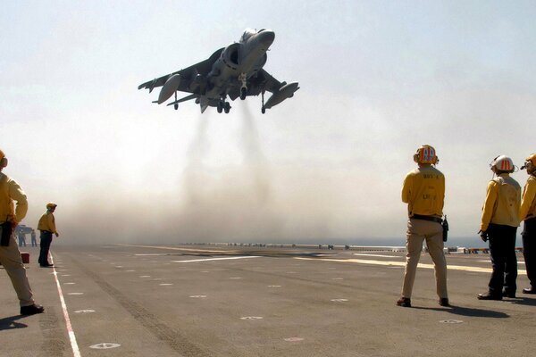 Un énorme porte-avions décolle dans le ciel