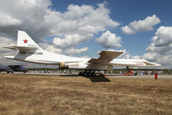 Bombardero blanco tu-160. cielo, nubes