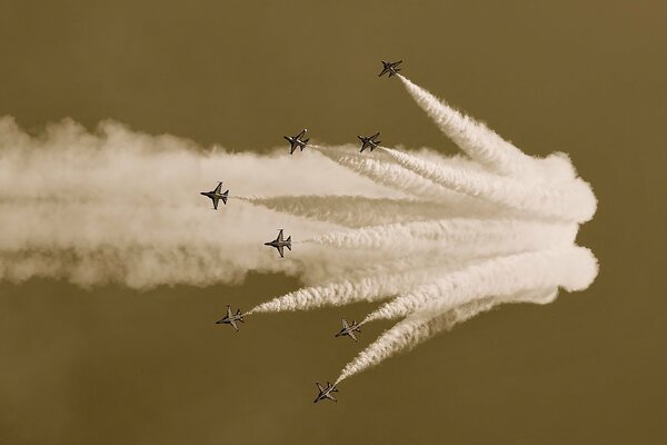 Airshow nel cielo grigio sopra l aerodromo