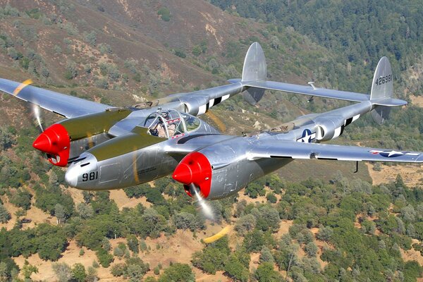 Vecchio aereo che sorvola le colline