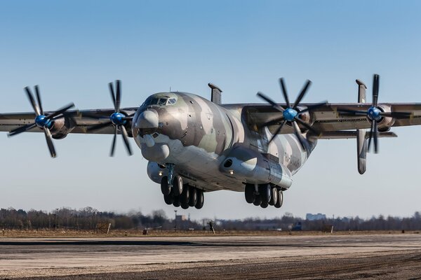 Турбинлвинтовой, транспортный самолёт ан - 22а