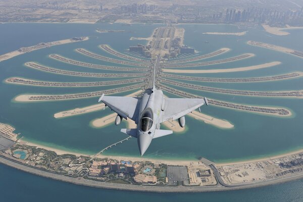 Mehrzweckjäger im Flug aber in Dubai