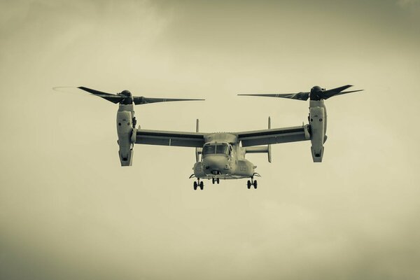 Biały tiltrotor na niebie na wysokości