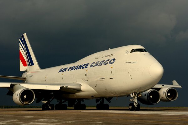 На тучном аэродроме авиакомпания air france 747-400
