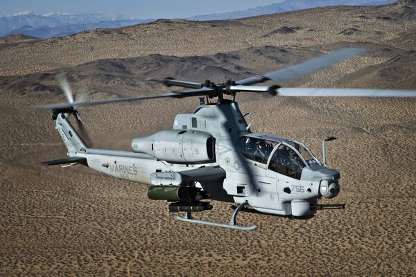 Fliegen des Viper-Stoßhubschraubers