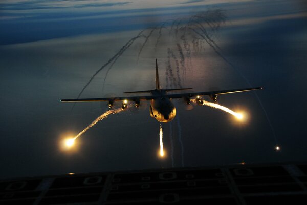 In der Nacht über dem Flugplatz sieht das Flugzeug c-130 Hercules bezaubernd aus. b
