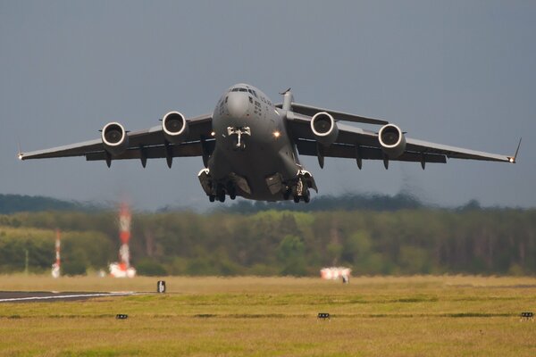 Despegue del Boeing de transporte militar estratégico estadounidense C-17