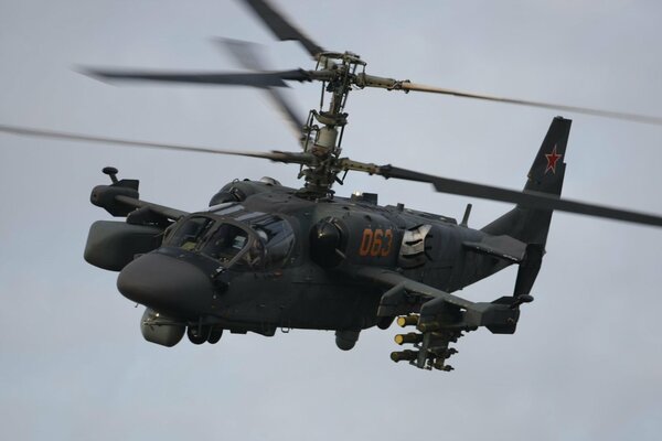 Helicóptero de ataque ruso Ka - 52 Alligator en vuelo
