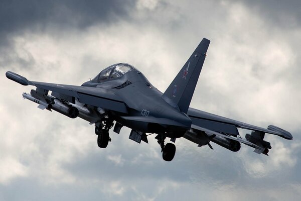 El avión de entrenamiento y combate Yak-130 vuela entre las nubes blancas