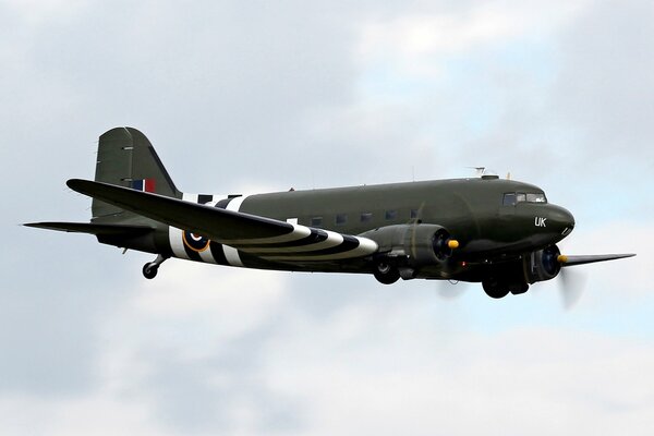 Avion de transport militaire américain dans le ciel