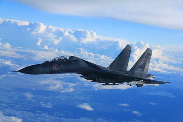 Der Su-35-Mehrzweck-Supermanöver-Düsenjäger ist am Himmel