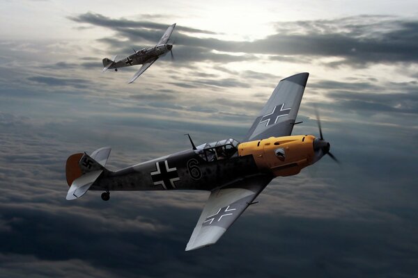 Aviones sobre las nubes vuelan durante La segunda Guerra Mundial