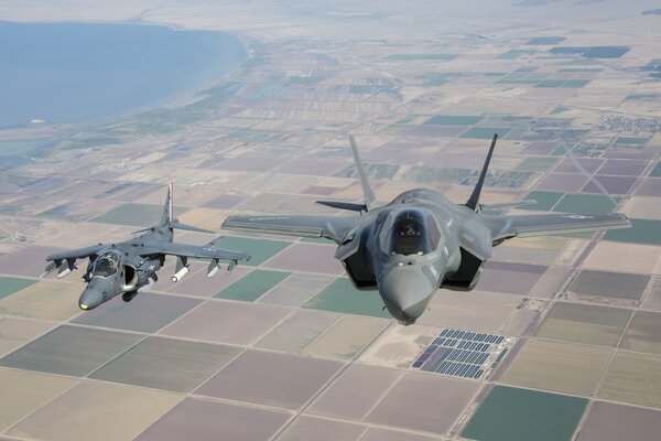 Avión Harrier hermoso vuelo sobre la tierra