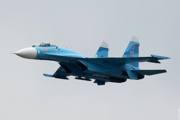 Rosyjski myśliwiec czwartej generacji Su-27 na niebie