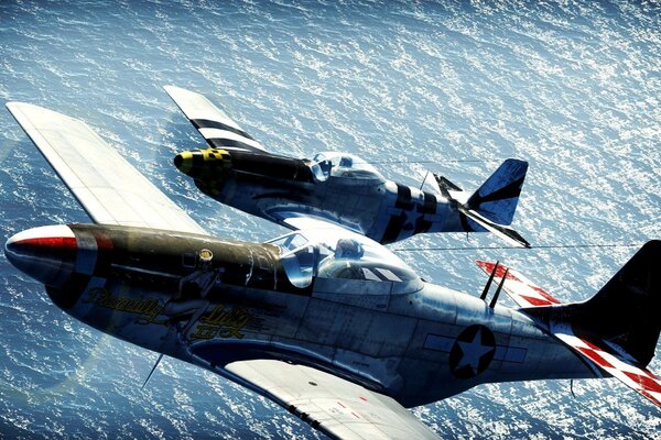 Alto nel cielo volano Mustang nordamericani p-51