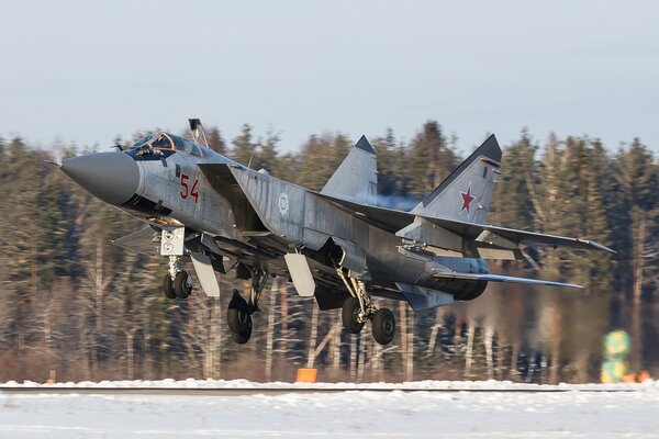 Start eines zweifachen Kampfjets in den Himmel