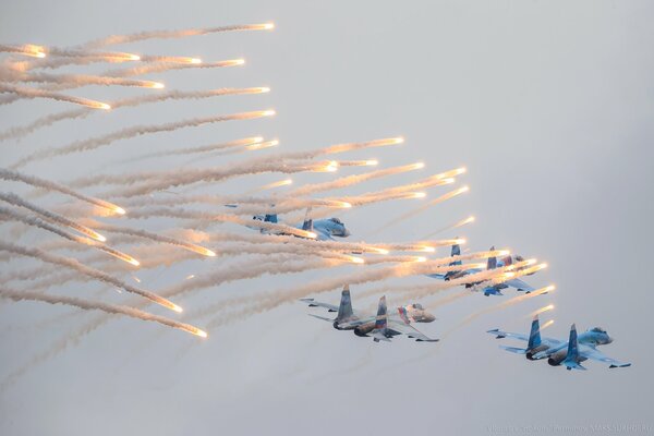 Caccia di quarta generazione su-27. Spettacolo con fuochi d artificio nel cielo