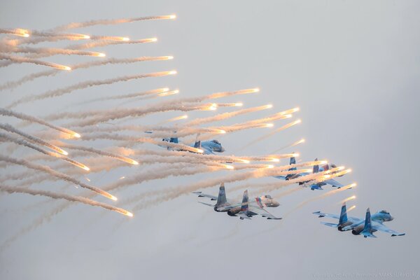 Истребители четвёртого поколения су-27. Шоу с фейерверками в небе