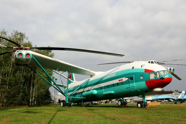 Heavy lifting Soviet helicopter Mi-12