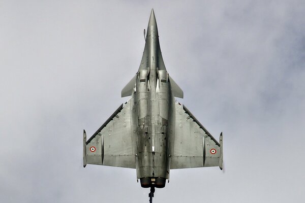 Avion de chasse vole dans le ciel vol vertical