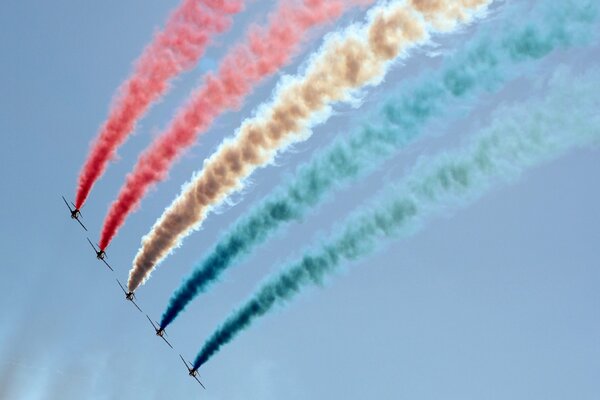 Spectacle aérien avec cinq avions