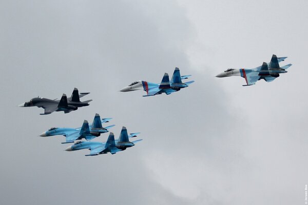 Im Himmel sind die Su-Kampfjets der russischen Luftwaffe russische Ritter