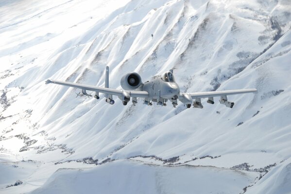 Das Thunderbolt II-Sturmtruppgerät fliegt über schneebedeckte Berge