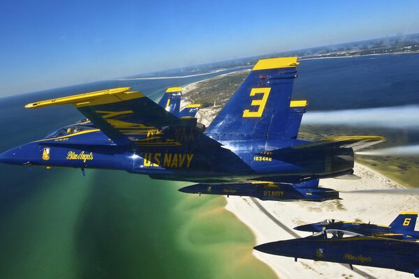 Los aviones blue angels forman un Delta