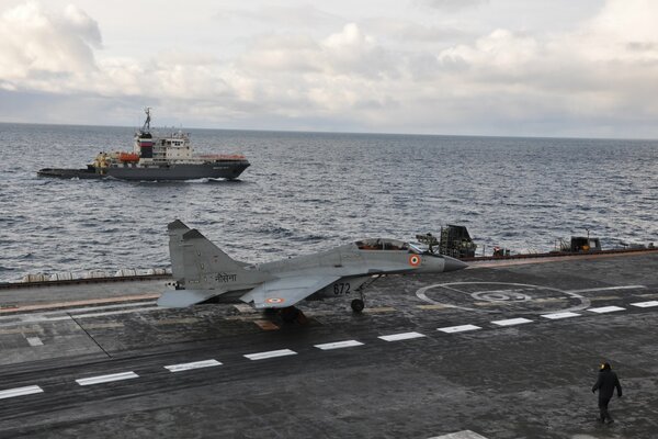 MIG-29 en la cubierta de un portaaviones se prepara para despegar sobre el océano