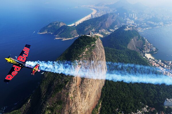 Un maïs sportif survole la montagne