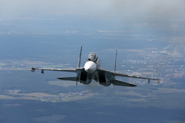 Caza ruso su-27 o su30 en vuelo