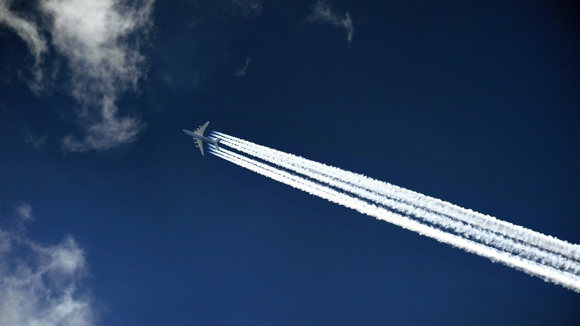 antonov an225 an-225 mriya cosaque avion cargo ciel dans l air vole vol nuages ailes jet vue de dessous trace