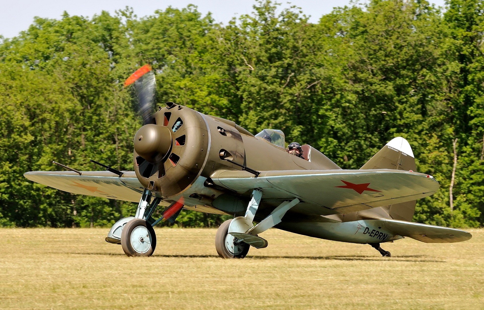 campo campo d aviazione aereo i-16 sovietico combattente pilota pronto per la partenza